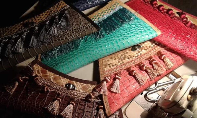 Blended Straw & Vinyl Clutch