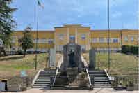 Costigliole d'Asti - Le scuole elementari e il monumento ai caduti di tutte le guerre