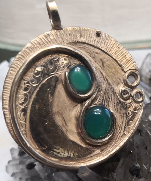 Ciondolo in bronzo con agata verde