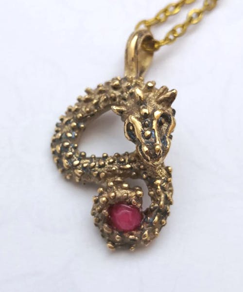 Ciondolo in bronzo con radice di rubino