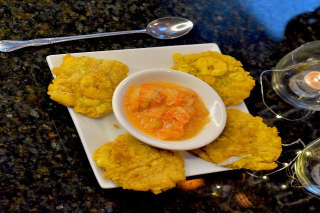 Tostones o Arepas Con Hogao