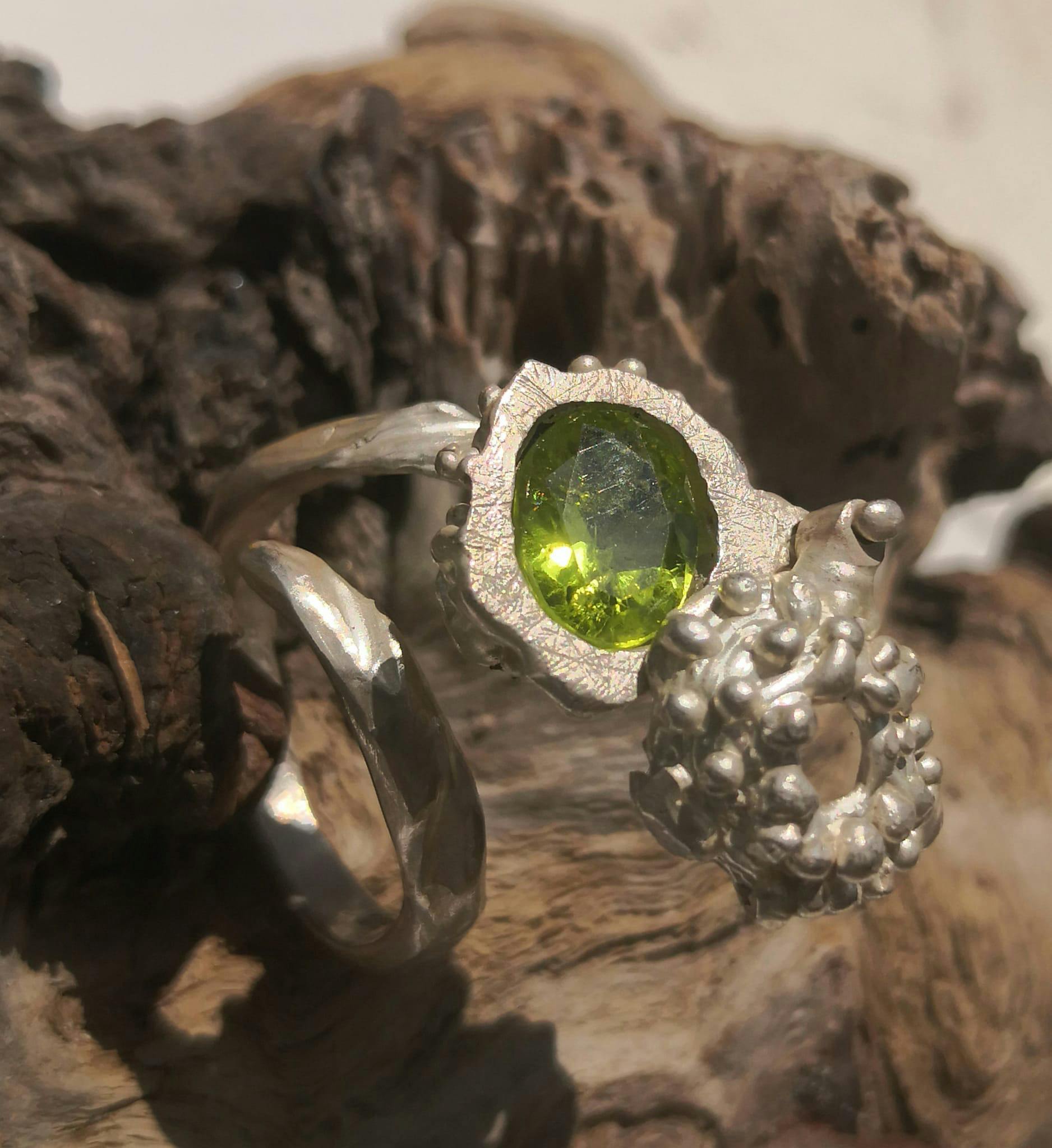Anello con olivina argento
