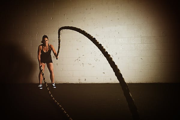 women using battle ropes to exercise