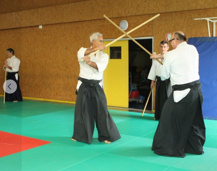 Didier Pénissard et Gérard Lévy travaillant le Bokken à Chatellerault (86) lors du stage de ligue animé par Philippe LEON Shihan