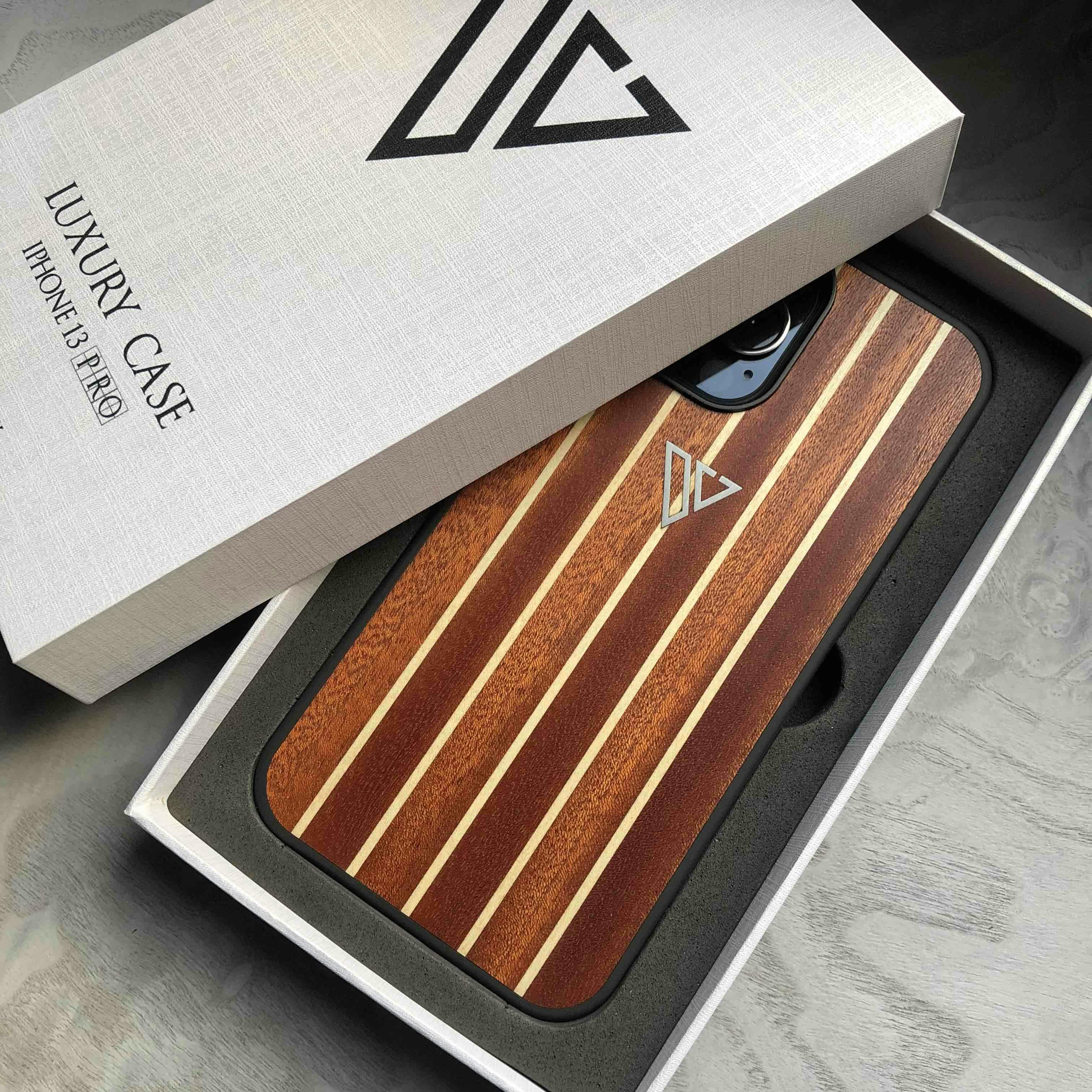 COVER IN LEGNO PREGIATO ED INTARSIATO<BR>MADE IN ITALY PER IL TUO IPHONE