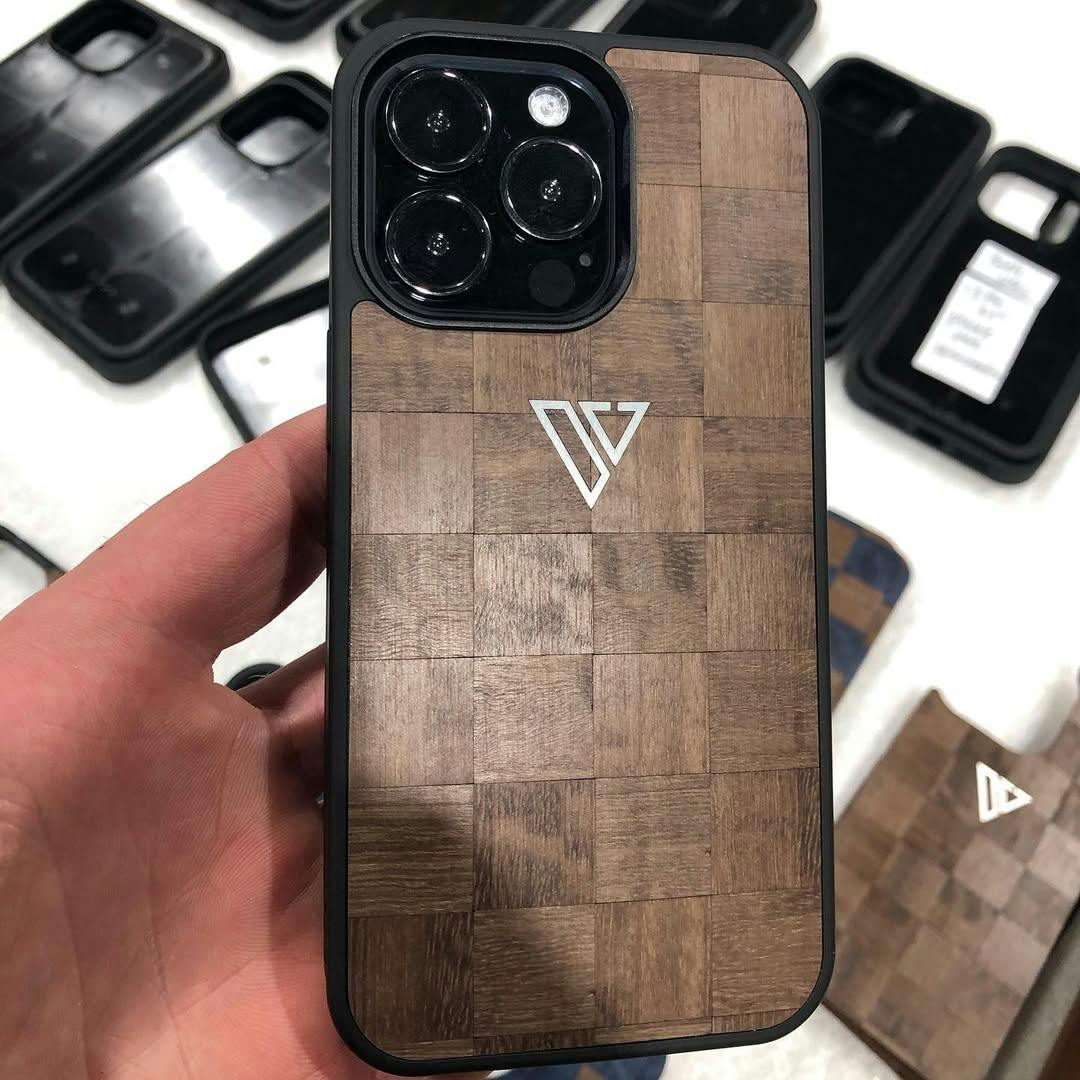 Vismara Cover: Lusso in Legno per iPhone 16 Pro & Pro Max | Made in Italy