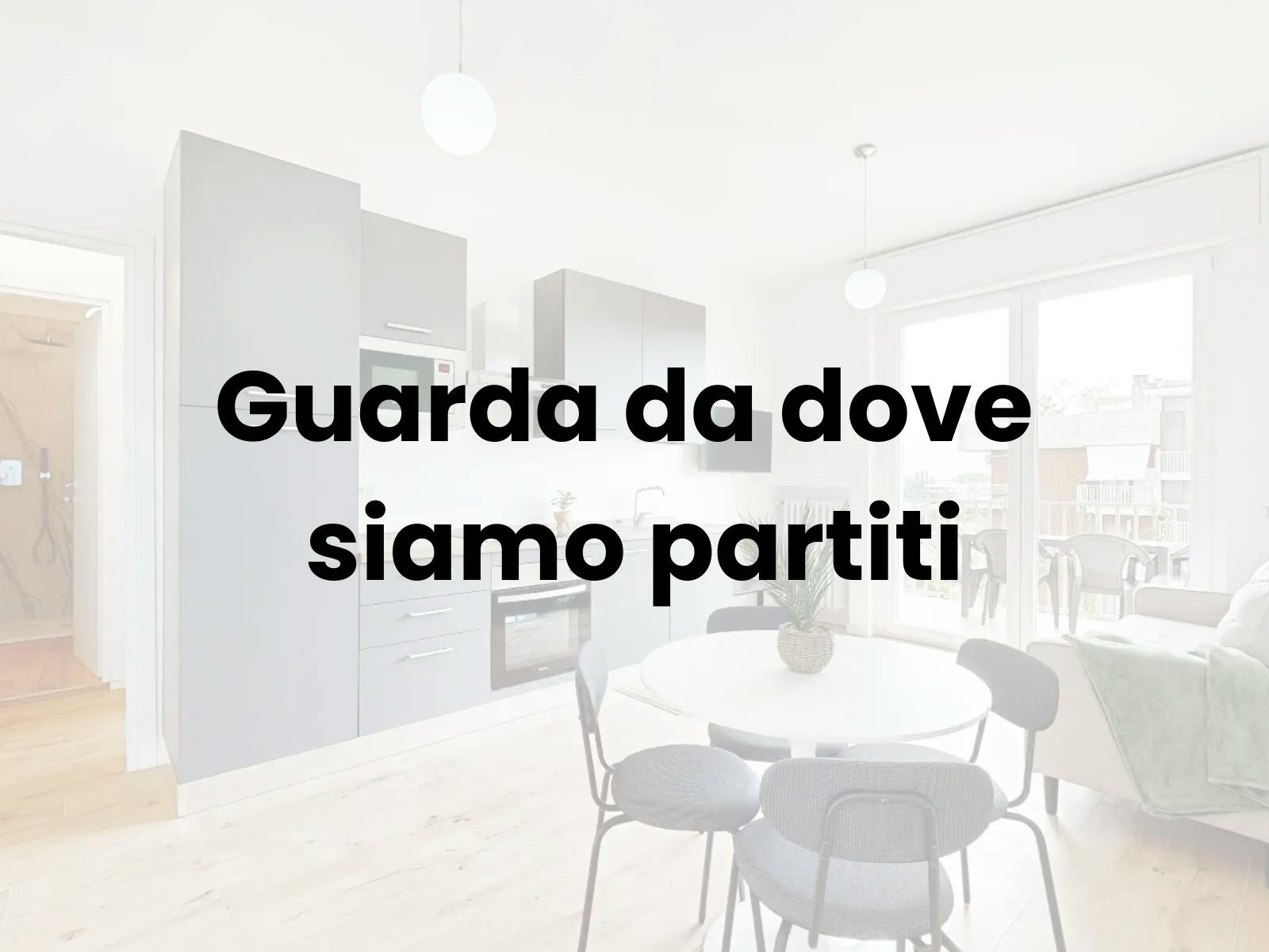 Bilocale open space con cucina grigio antracite e parquet rovere