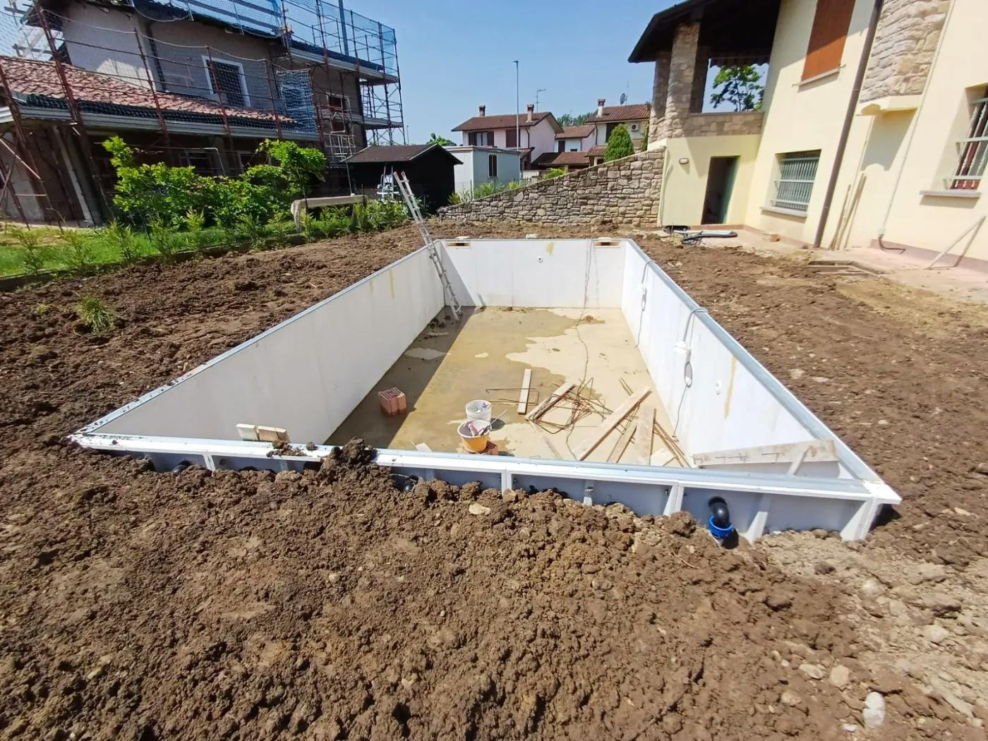 Piscina luxury villa con zona solarium e pavimentazioni design a Cremona